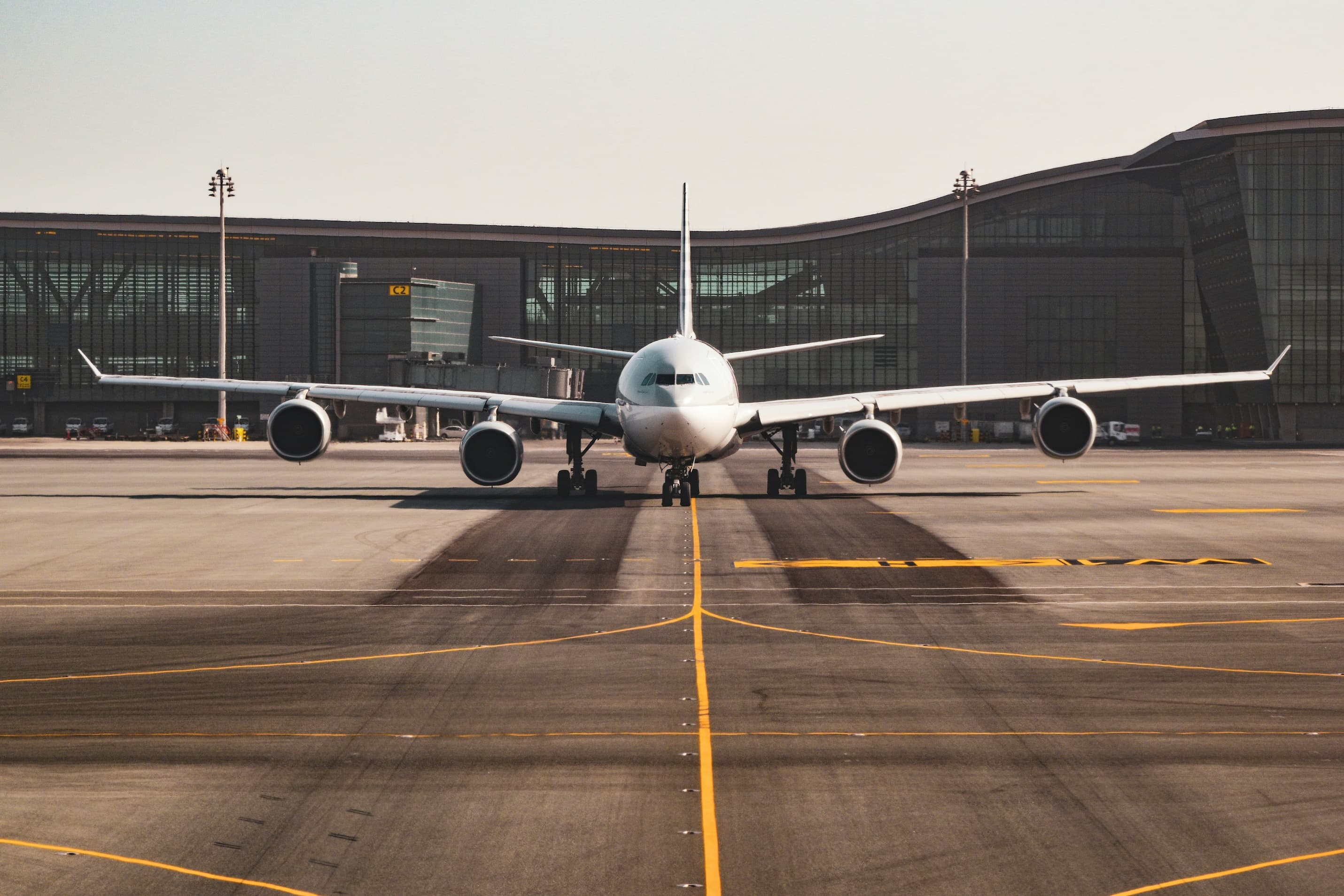 Un avion qui s'apprête à quitter l'aérogare d'un aéroport