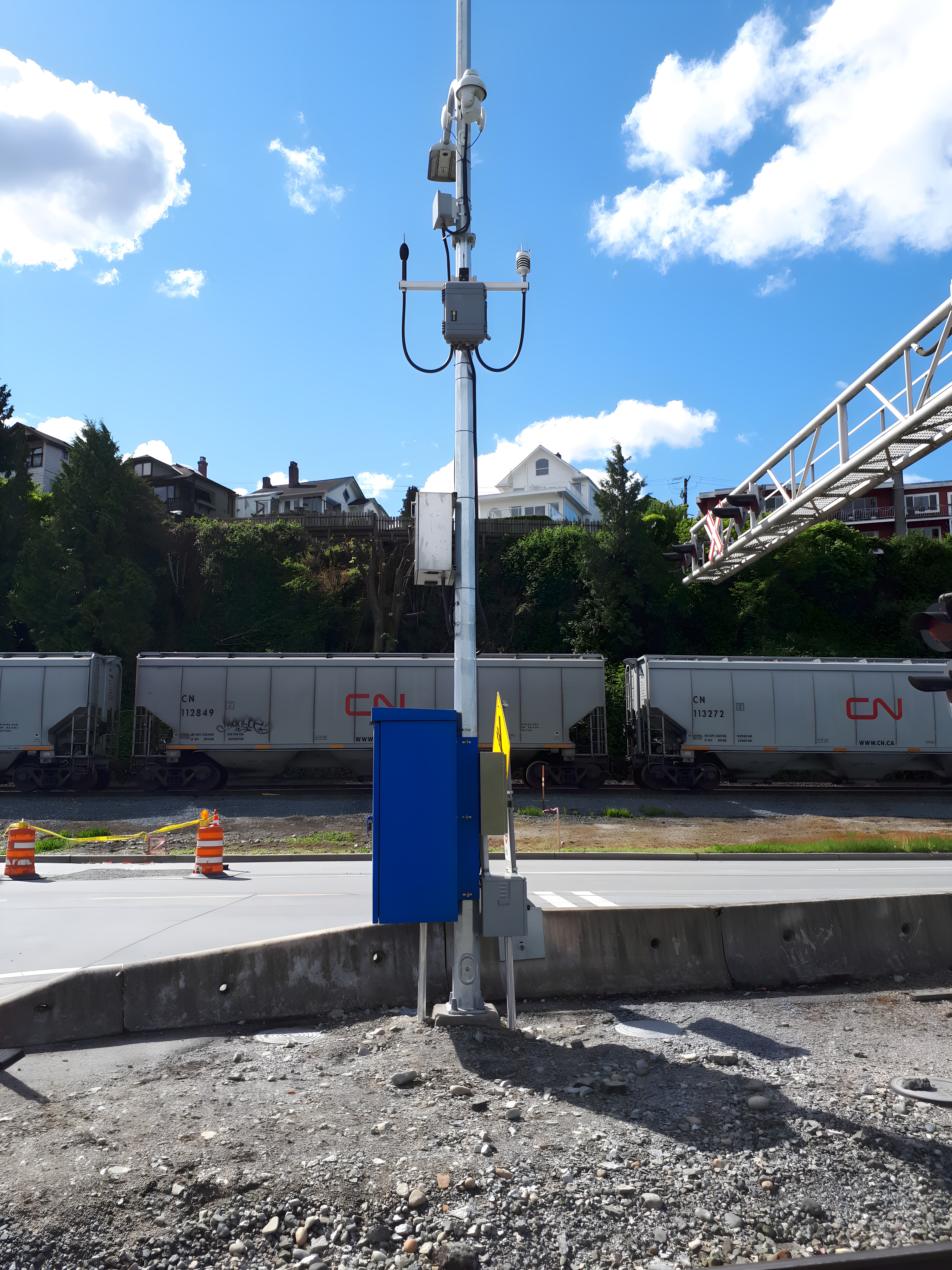 Une station de monitoring multi-capteurs incluant un sonomètre, un capteur météo et une caméra