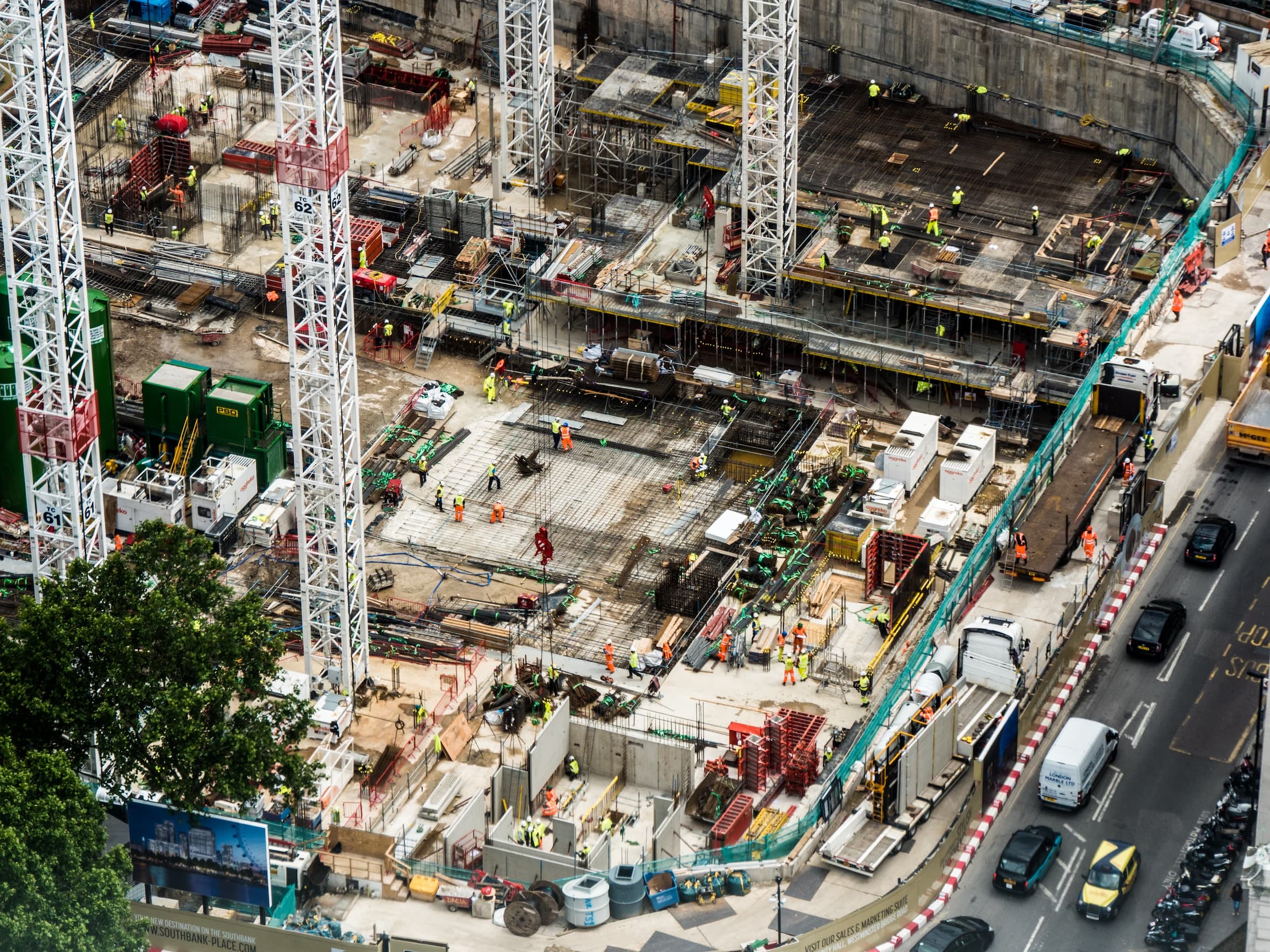 Surveillance d'un chantier dans une ville bruyante