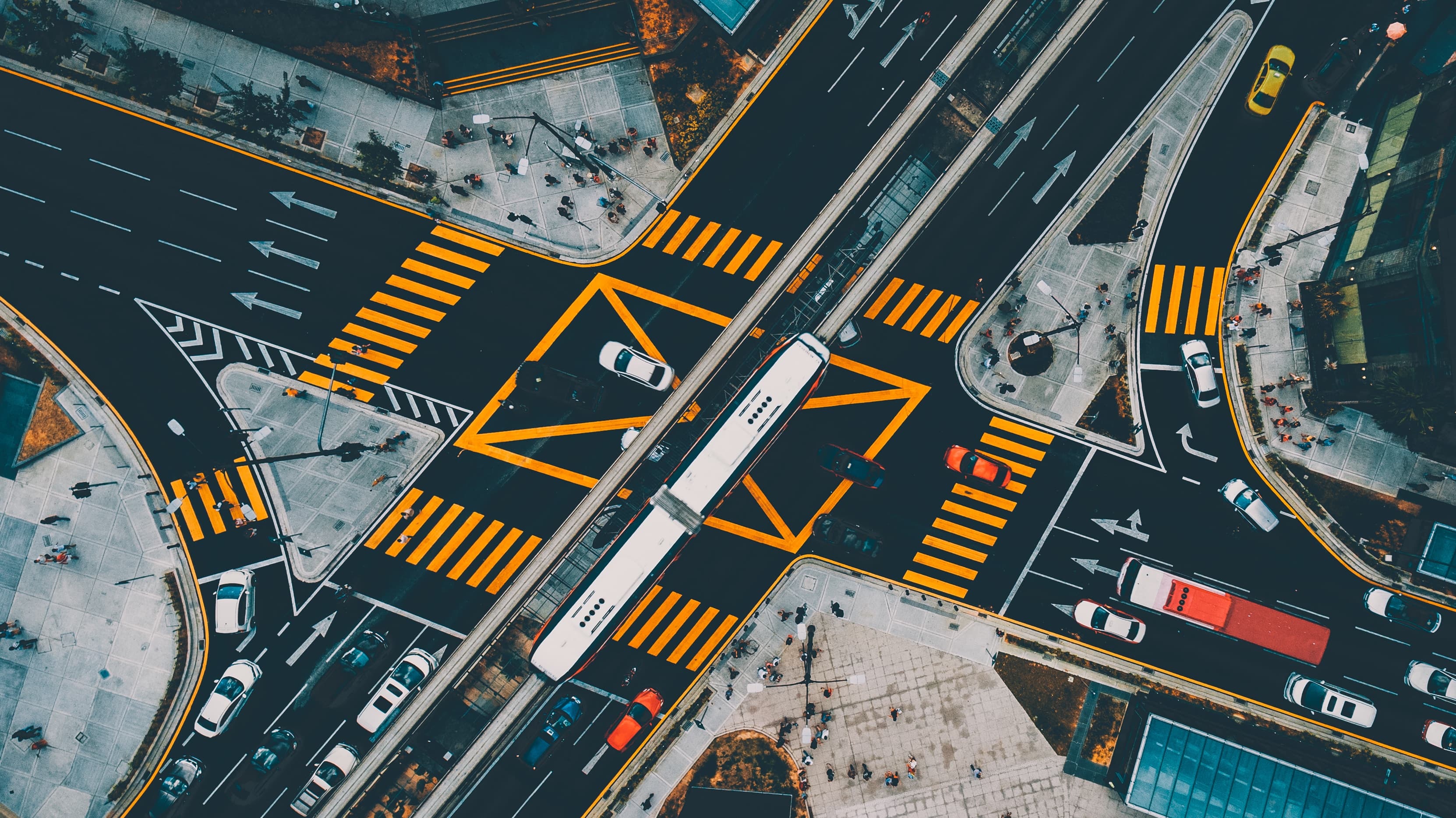 Surveillance du trafic dans une ville animée